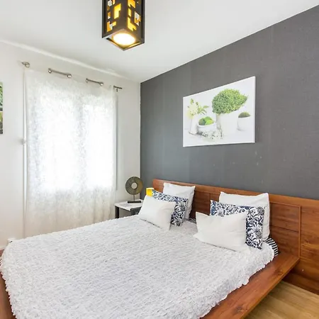 Au Coeur De - 70 M² - Parking Inclus 아파트 *